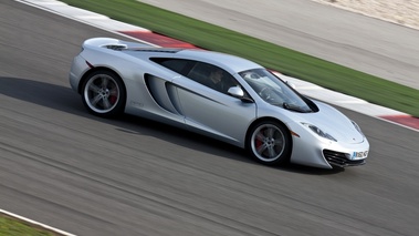 McLaren MP4-12C gris 3/4 avant droit filé vue de haut penché