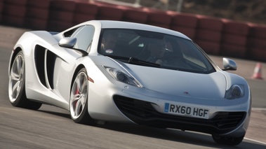 McLaren MP4-12C gris 3/4 avant droit penché