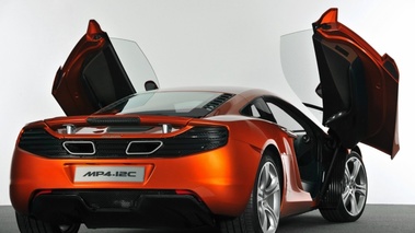 McLaren MP4-12C - Orange - 3/4 arrière droit, portes ouvertes