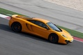 McLaren MP4-12C orange 3/4 avant droit filé vue de haut penché