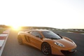 McLaren MP4-12C orange 3/4 avant gauche debout