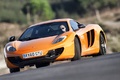 McLaren MP4-12C orange 3/4 avant gauche penché debout