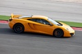 McLaren MP4-12C orange filé vue de haut penché