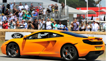 McLaren MP4-12C orange Goodwood 3/4 arrière gauche filé 2