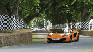 McLaren MP4-12C orange Goodwood 3/4 avant gauche 2