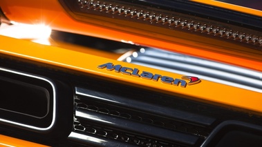 McLaren MP4-12C orange logo capot moteur