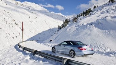 Classe E cabrio - bleue - 3/4 arrière gauche capotée, dynamique