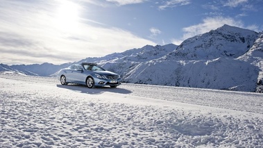 Classe E cabrio - bleue - 3/4 avant droit, dans un paysage enneigé