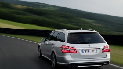 E63 AMG Estate - gris - 3/4 arrière gauche, dynamique