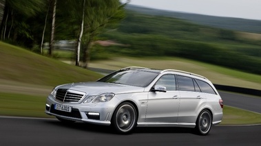 E63 AMG Estate - gris - 3/4 avant gauche, dynamique