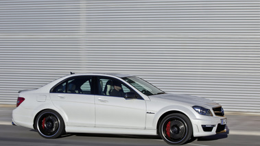 Mercedes C63 AMG - blanche - profil droit, dynamique