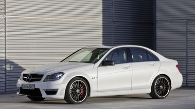 Mercedes C63 AMG - blanche - profil gauche