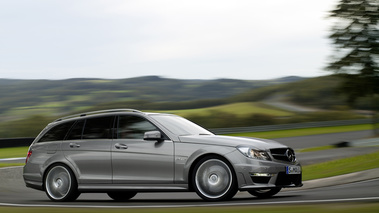 Mercedes C63 AMG - break gris - 3/4 avant gauche, dynamique