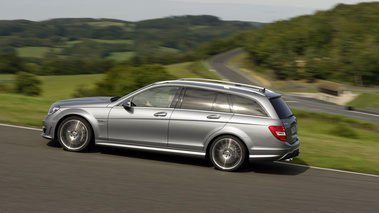 Mercedes C63 AMG - break gris - profil gauche, dynamique