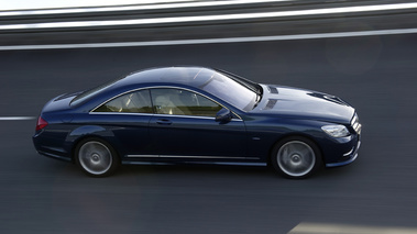 Mercedes CL 500 - bleu - profil droit, dynamique