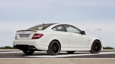 Mercedes Classe C Coupé AMG - blanc -  3/4 arrière droit