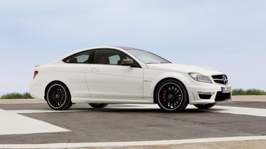 Mercedes Classe C Coupé AMG - blanc -  profil droit