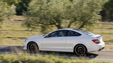 Mercedes Classe C Coupé AMG - blanc -  profil gauche dynamique