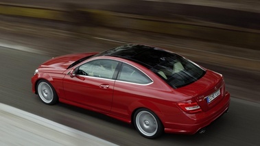 Mercedes Classe C Coupé - rouge - 3/4 arrière gauche, dynamique