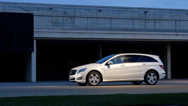 Mercedes Classe R - blanc - profil gauche