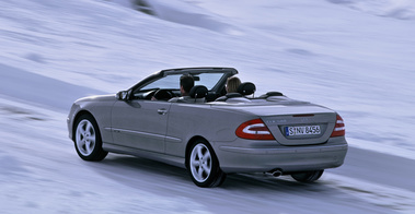 Mercedes CLK 500 - bleue - 3/4 arrière gauche, dynamique, dans la neige