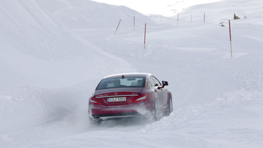 Mercedes CLS 4Matic - rouge - dans la neige, 3/4 arrière droit, de loin