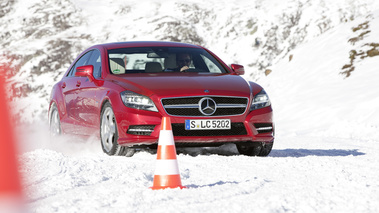 Mercedes CLS 4Matic - rouge - dans la neige, 3/4 avant droit, avec cône
