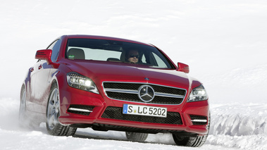 Mercedes CLS 4Matic - rouge - dans la neige, 3/4 avant droit