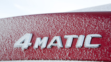Mercedes CLS 4Matic - rouge - dans la neige, détail, logo 4Matic