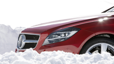Mercedes CLS 4Matic - rouge - dans la neige, détail partie avant