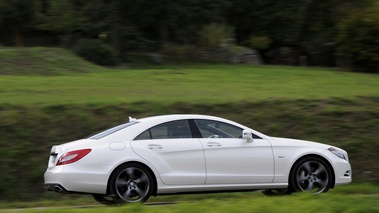 Mercedes CLS 500 blanc 3/4 arrière droit filé