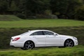 Mercedes CLS 500 blanc 3/4 arrière droit filé