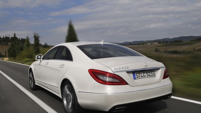 Mercedes CLS 500 blanc 3/4 arrière gauche travelling