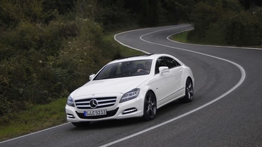 Mercedes CLS 500 blanc 3/4 avant gauche penché