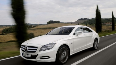 Mercedes CLS 500 blanc 3/4 avant gauche travelling