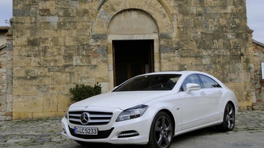 Mercedes CLS 500 blanc 3/4 avant gauche