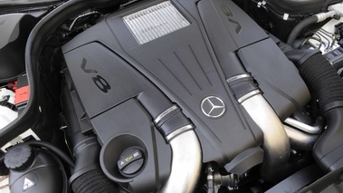 Mercedes CLS 500 blanc moteur