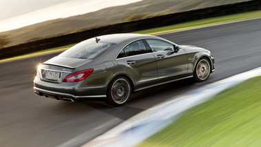 Mercedes CLS63 AMG - gris - 3/4 arrière droit, filé