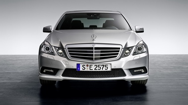 Mercedes E 500 Grise av