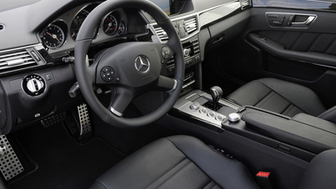 Mercedes E 63 AMG Sedan Grise inter