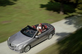 Mercedes E Cabriolet gris 3/4 avant gauche travelling vue de haut