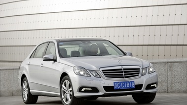 Mercedes E300 L - grise - 3/4 avant droit