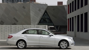 Mercedes E300 L - grise - profil droit