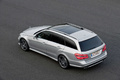 Mercedes E63 AMG Estate gris 3/4 arrière gauche vue de haut