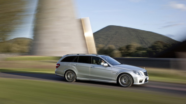 Mercedes E63 AMG Estate gris 3/4 avant droit travelling