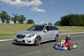 Mercedes E63 AMG Estate gris 3/4 avant gauche + kart