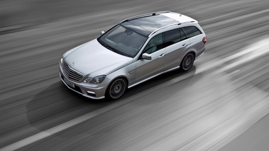 Mercedes E63 AMG Estate gris 3/4 avant gauche travelling vue de haut