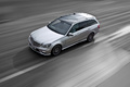 Mercedes E63 AMG Estate gris 3/4 avant gauche travelling vue de haut