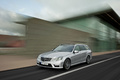 Mercedes E63 AMG Estate gris 3/4 avant gauche travelling