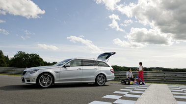 Mercedes E63 AMG Estate gris profil + kart